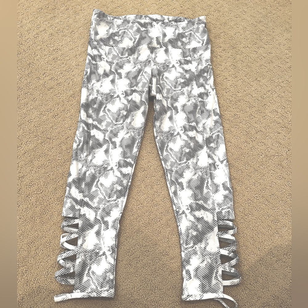 ONZIE GREY AND WHITE PATTERN LEGGINGS